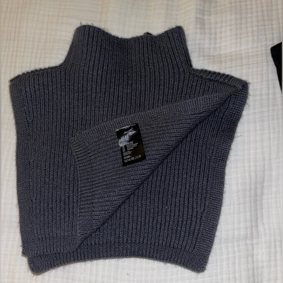 H&M SWEATER - Picture 3 of 3